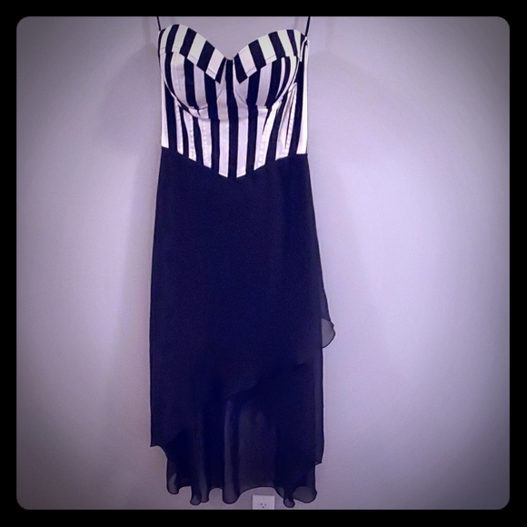 😍😃Gorgeous strapless Ardene Dress. L